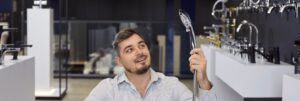muž vyberá vaňu kúpelna rekonštrukcia kúpelne